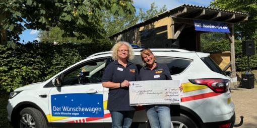 Wunscherfüllerin Tinka Beller und Wünschewagenkoordinatorin Birgit Priedemann mit Spendenscheck Wunscherfüllerin Tinka Beller und Wünschewagenkoordinatorin Birgit Priedemann mit Spendenscheck